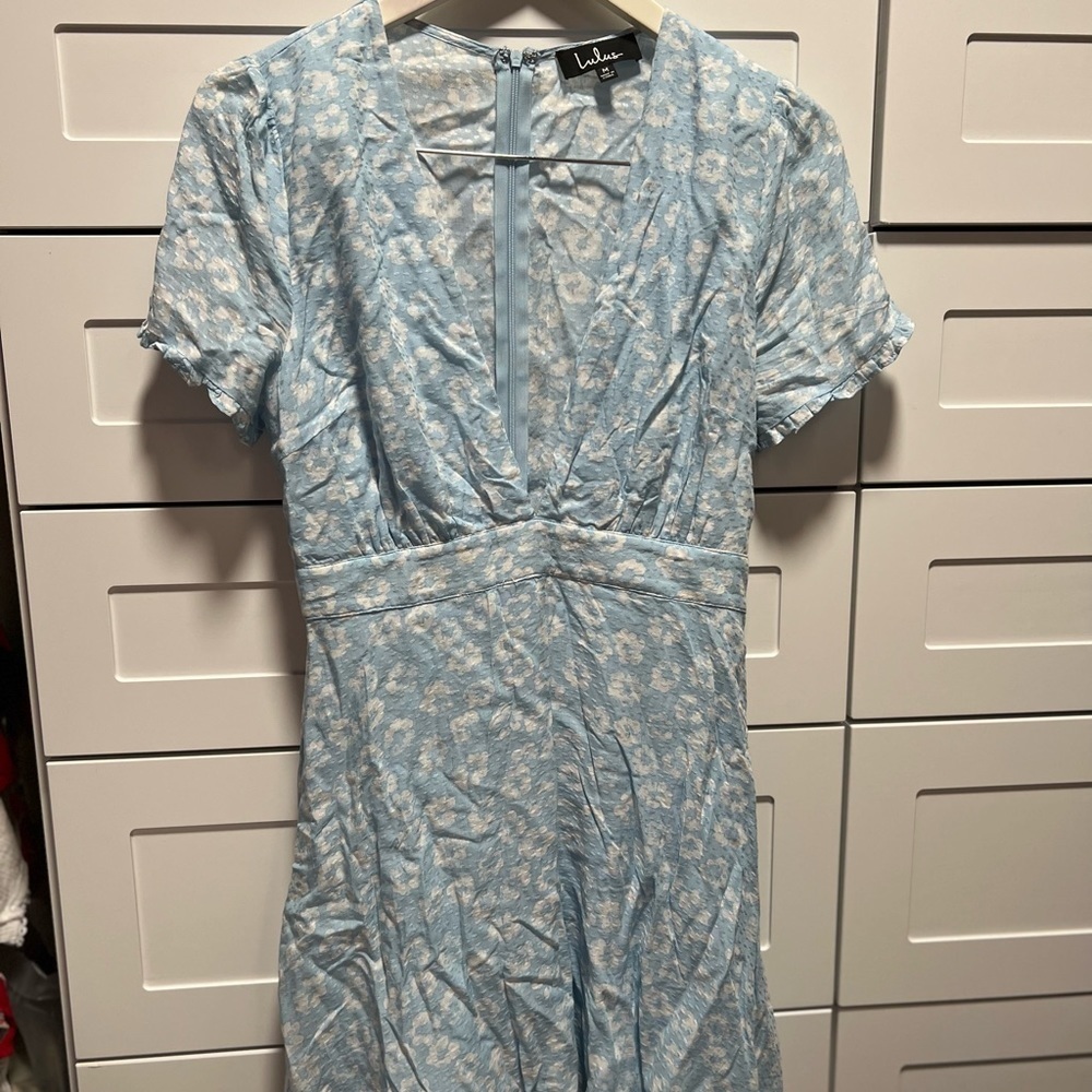 Gorgeous pastel blue & white Lulus mid thigh dress (D1)